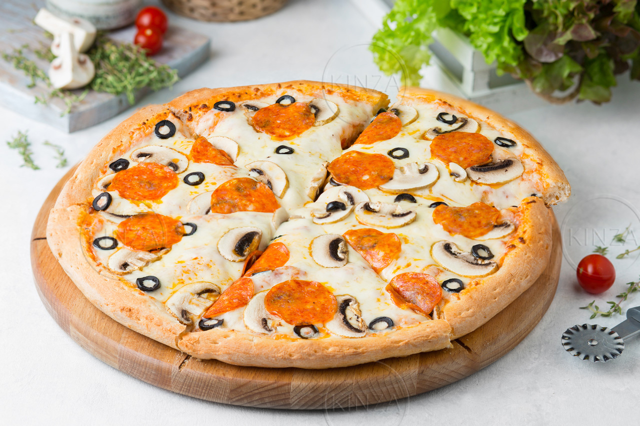 Сити пицца заказать. Итальянская пицца. Пицца с кинзой. Итальянская пицца пинерли. Пицца итальянская 4к.