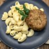 Макароны с котлетой