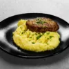 Картофельное пюре с котлетой